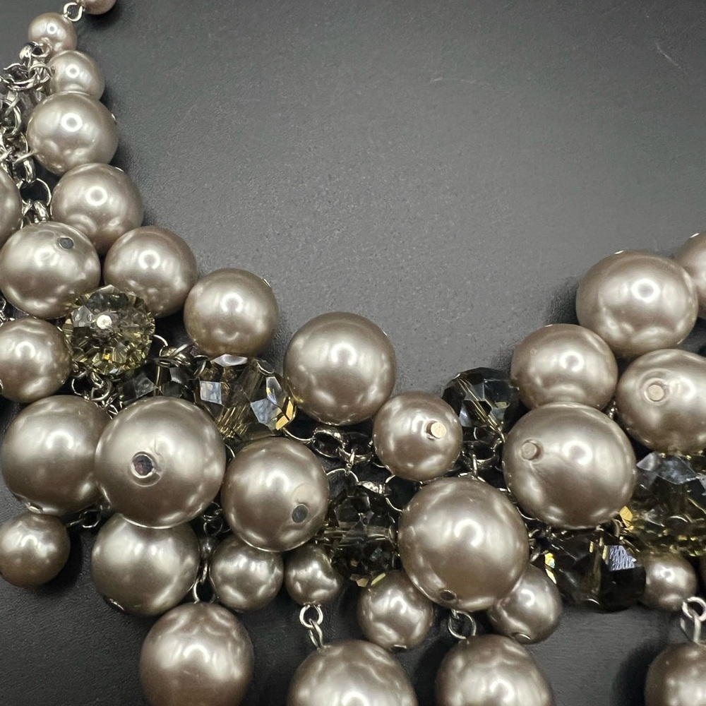Faux Grey Pearl and Faceted Bead Cluster Necklace Party Feminine - Picture 2 of 3